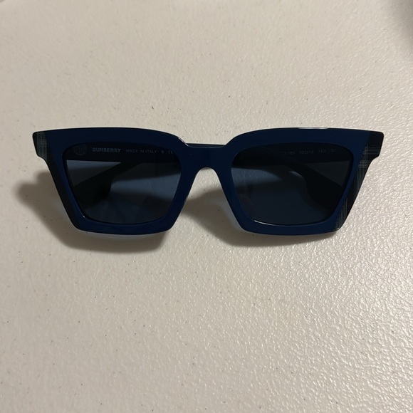 Burberry Sunglasses, New 225 - Picture 4 of 4